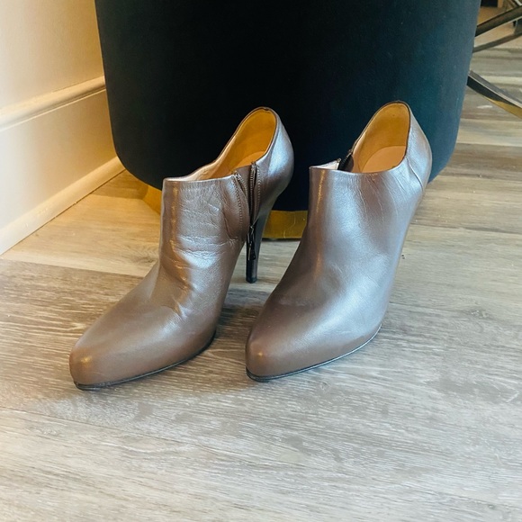 Prada ankle boot excellent condition. Taupe only worn once . Like new !! - Picture 4 of 5